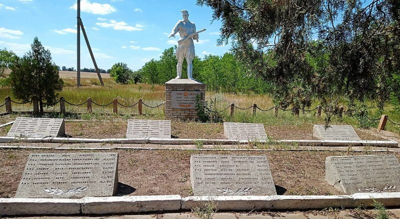 с. Вербное Пологовского р-на. Памятник, установленный на братской могиле, в которой похоронен 71 советский воин.