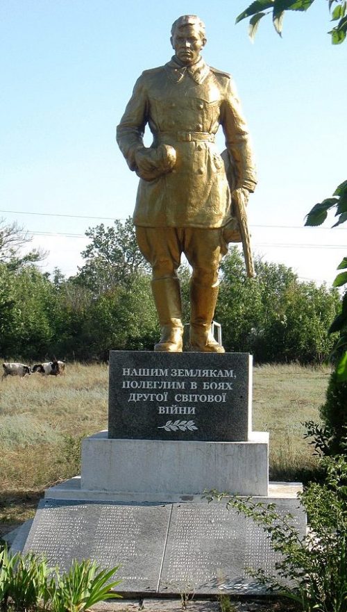 с. Инженерное Пологовского р-на. Памятник, установленный на братской могиле, в которой похоронено 5 советских воинов, погибших в годы войны.