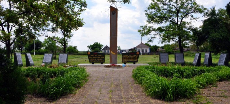 с. Менчикуры Веселовского р-на. Памятник, установленный на братской могиле советских воинов.