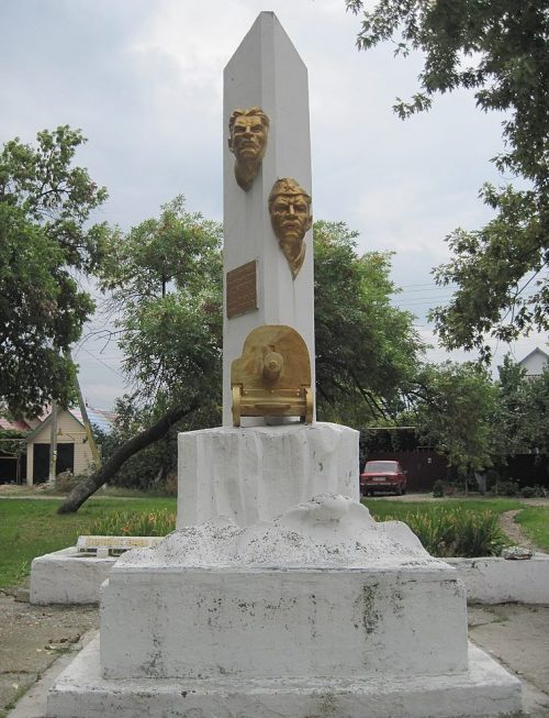 г. Каменка-Днепровская. Памятник у школы, установленный на братской могиле советских воинов.