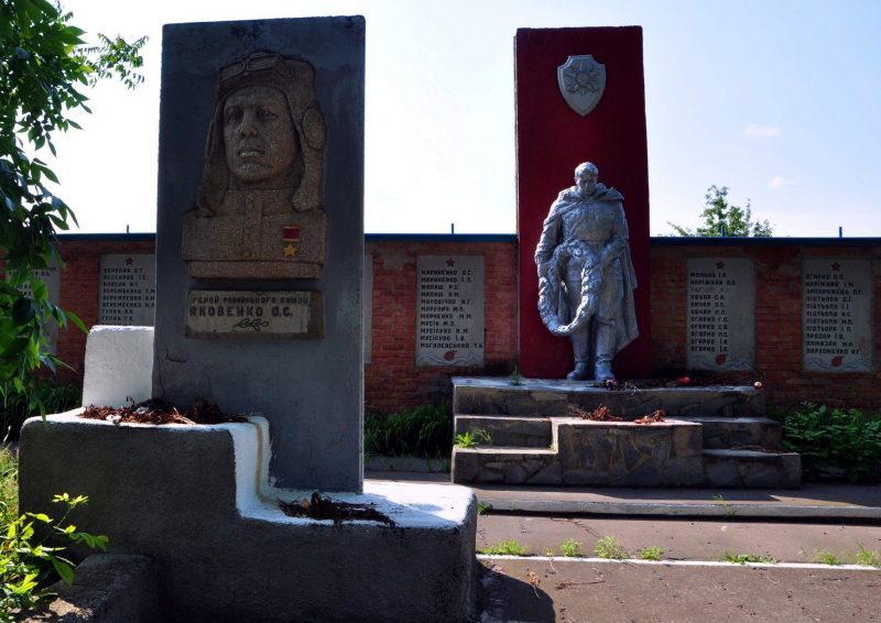 с. Пискошино Веселовского р-на. Памятник, установленный на братской могиле советских воинов.