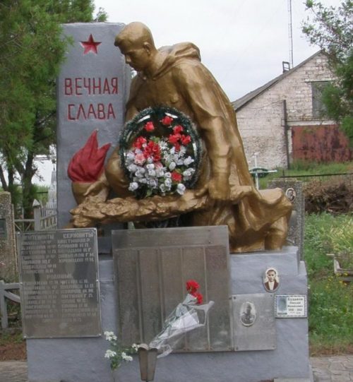 с. Богатыревка Вольнянского р-на. Памятник на кладбище, установленный на братской могиле советских воинов.