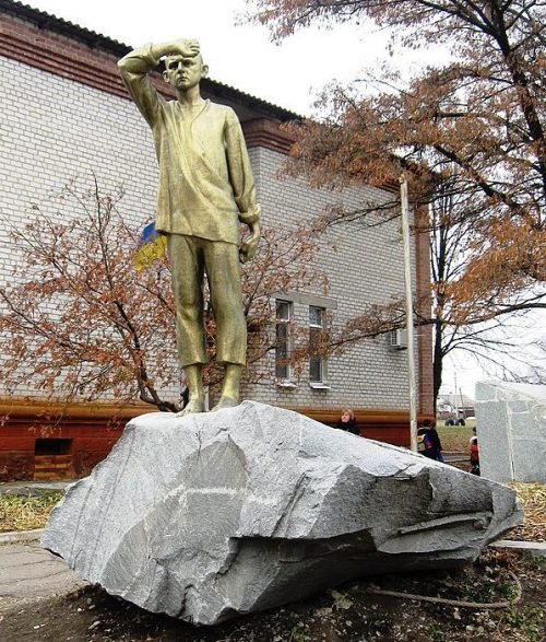 с. Пологи Пологовского р-на. Памятник возле школы, установленный на братской могиле, в которой похоронен 91 советский воин.