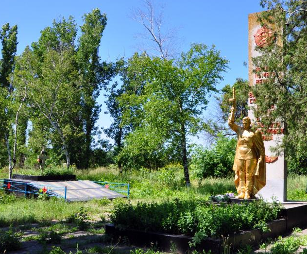 с. Новоднепровка Каменско-Днепровского р-на. Мемориал, установленный на братской могиле, в которой похоронено 266 советских воинов. 