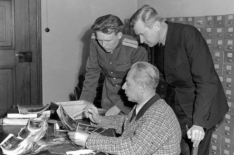 Личный фотограф А.Гитлера Г.Гофман разъясняет содержание своих фотографий представителям обвинения на Нюрнбергском процессе. 1945 г.