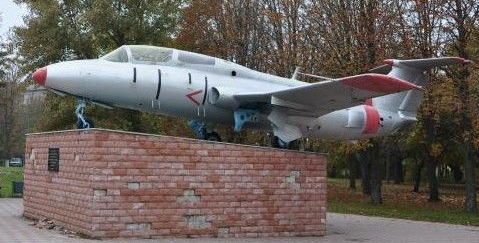 г. Вольнянск. Памятник-самолет Л-29, установленный в городском парке в 2010 году к 67-й годовщине освобождения от фашистско-немецкой армии.