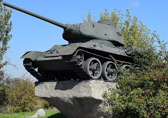 г. Вольнянск. Памятник-танк Т-34-85, установленный в память об операции «Скачок».