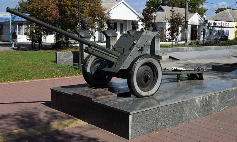 Памятник-пушка в честь подвига Я. В. Бочарова - Героя Советского Союза.