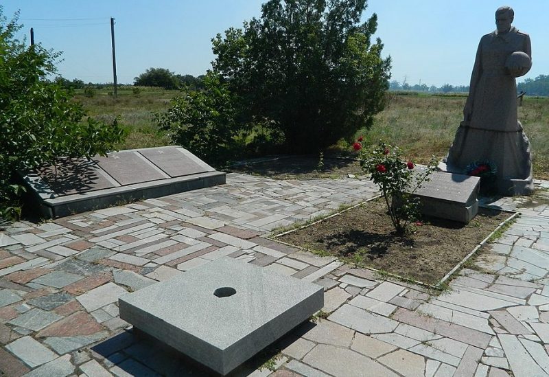 с. Гановка Приазовского р-на. Памятник во дворе школы, установленный на братской могиле, в которой похоронено 3 партизана и 5 советских воинов.