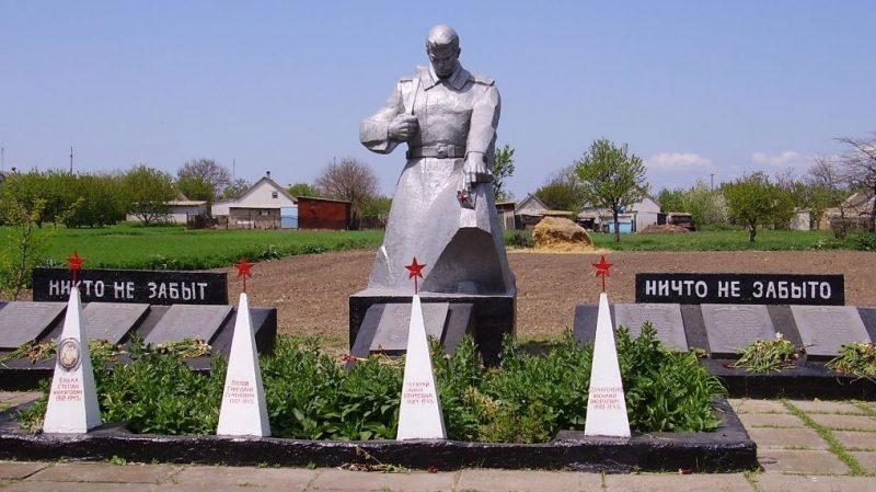 с. Приморский Посад Приазовского р-на. Памятник, установленный на братской могиле советских воинов.