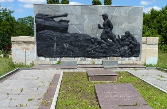 Памятник, посвященный подвигу Гнаровской. 