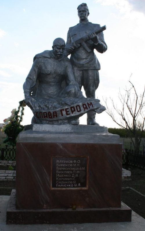 с. Федоровка Приазовского р-на. Памятник, установленный на братской могиле, в которой похоронено 5 советских воинов.