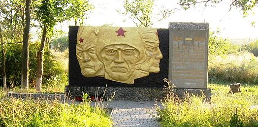 с. Белоцерковка Бильмакского р-на. Памятник советским воинам.