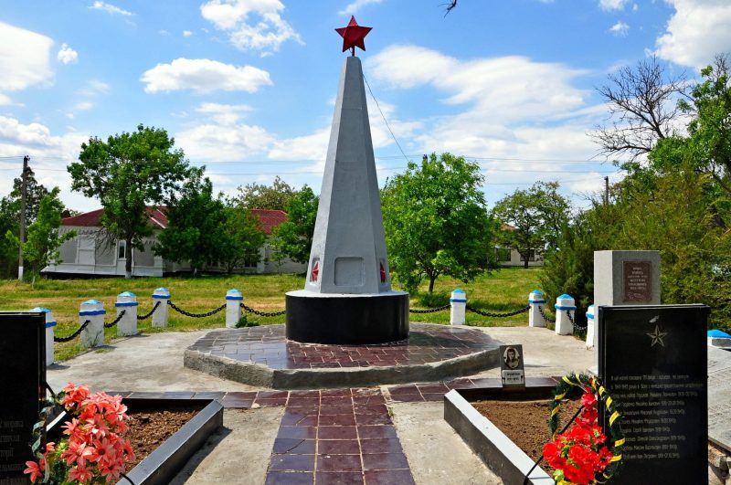 с. Бельманка Бильмакского р-на. Памятник, установленный на братской могиле, в которой похоронено 67 советских воинов.