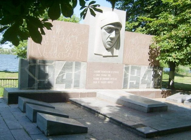 п. Каменное Вольнянского р-на. Памятник, установленный на братской могиле воинов, погибших в боях за поселок.