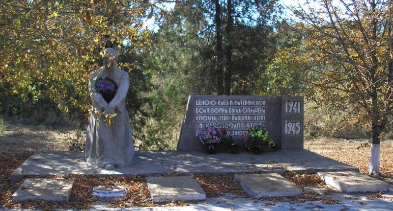 с. Любимовка Вольнянского р-на. Мемориал, установленный на братской могиле воинов, погибших в конце сентября - начале октября 1943 г.