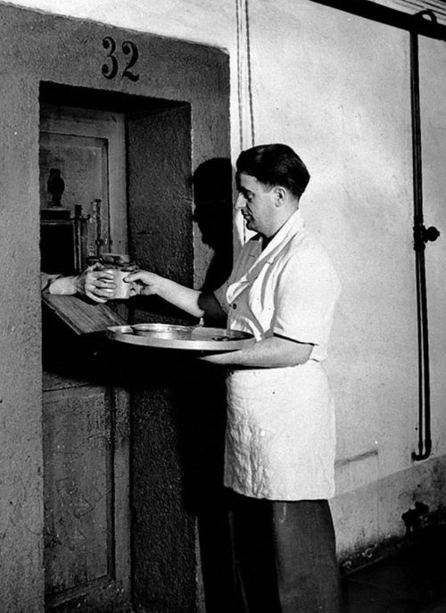 Раздача пищи в камеры немецких военных преступников в тюрьме в Нюрнберге. 1945 г.