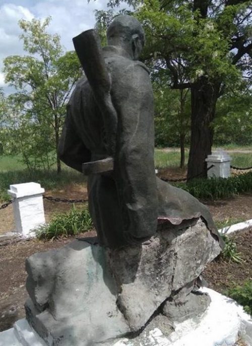 с. Березовка Бильмакского р-на. Памятник на месте захоронения неизвестных солдат.
