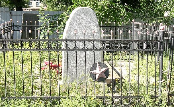 п. Бильмак. Братская могила на кладбище, в которой похоронено 10 подпольщиков.