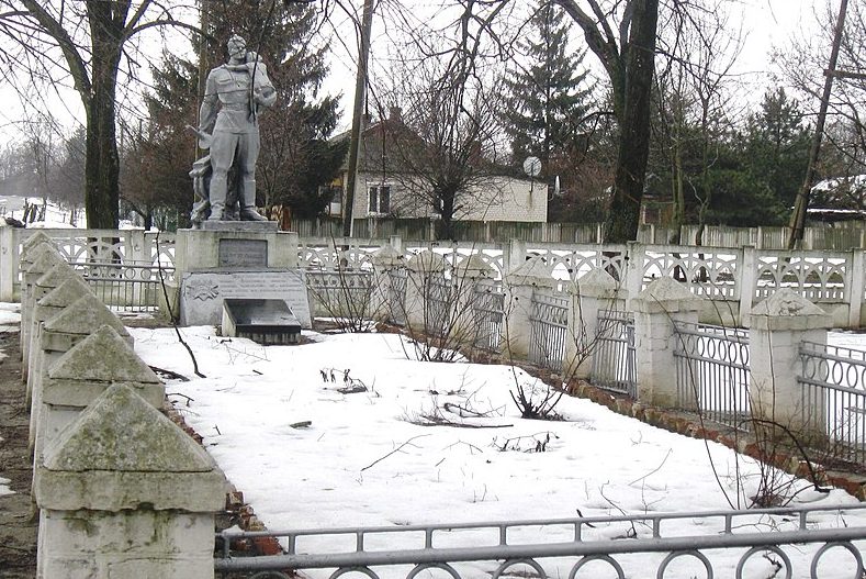 п. Азов Розовского р-на. Памятник у школы, установленный на братской могиле, в которой похоронено 69 советских воинов. 