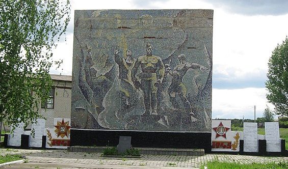 с. Вишневатое Розовского р-на. Памятник, установленный на братской могиле, в которой похоронено 46 советских воинов и памятник воинам-односельчанам.