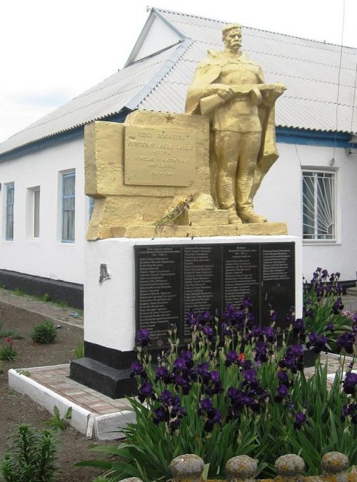 с. Зеленополь Розовского р-на. Памятник, установленный на братской могиле, в которой похоронено 17 жертв фашизма.