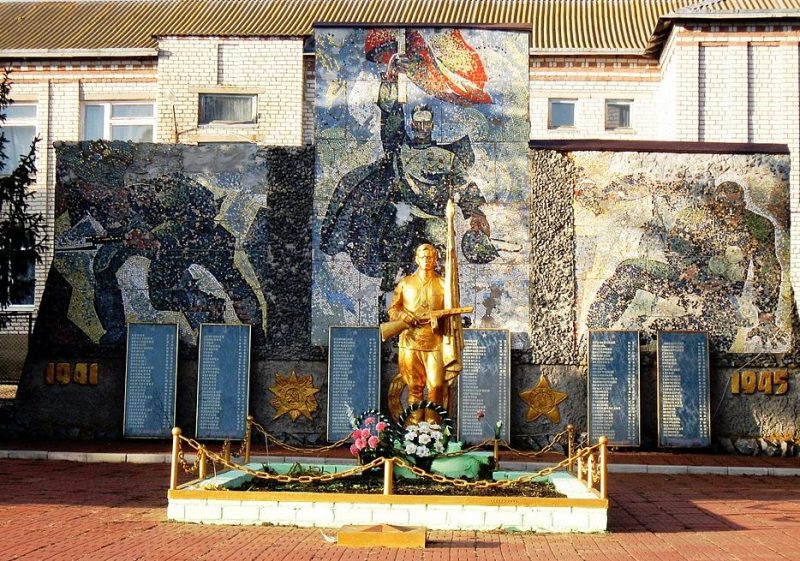 с. Вершина Бильмакского р-на. Памятник у школы, установленный на братской могиле, в которой похоронен 61 советский воин и памятник воинам-односельчанам.