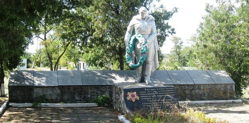 с. Вершина Вторая Бильмакского р-на. Памятник, установленный на братской могиле, в которой похоронено 268 советских воинов.