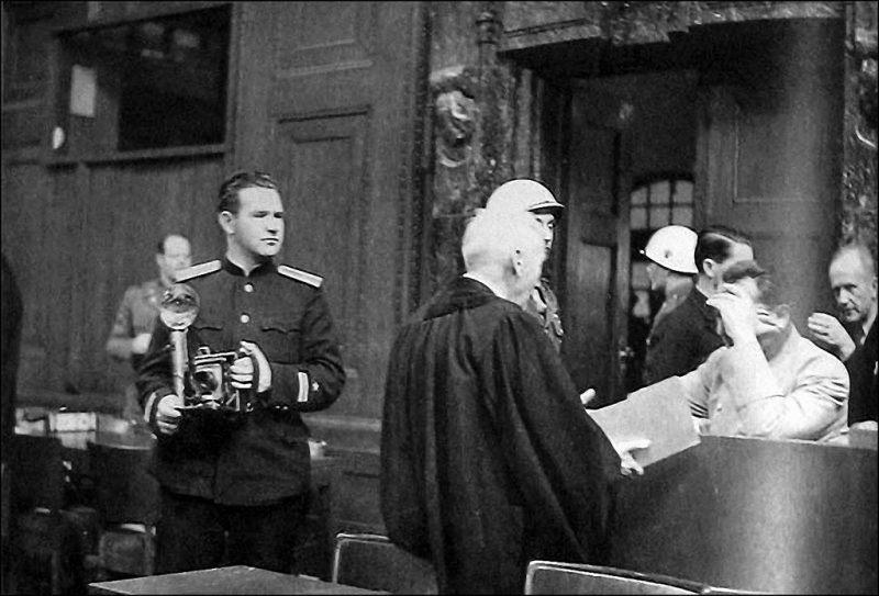 Советский военный фотограф Евгений Халдей на Нюрнбергском процессе рядом с Германом Герингом. 1946 г.