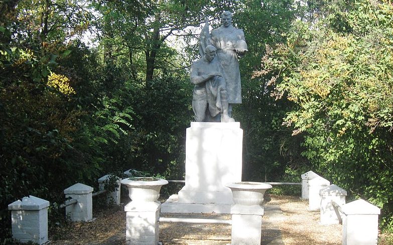 п. Розовка. Памятник, установленный на братской могиле, в которой похоронено 34 советских воина.