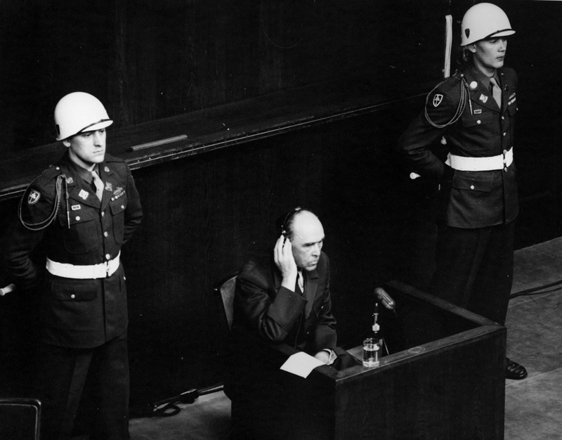 Фельдмаршал Альберт Кессельринг дает показания на Нюрнбергском процессе. 1946 г. 