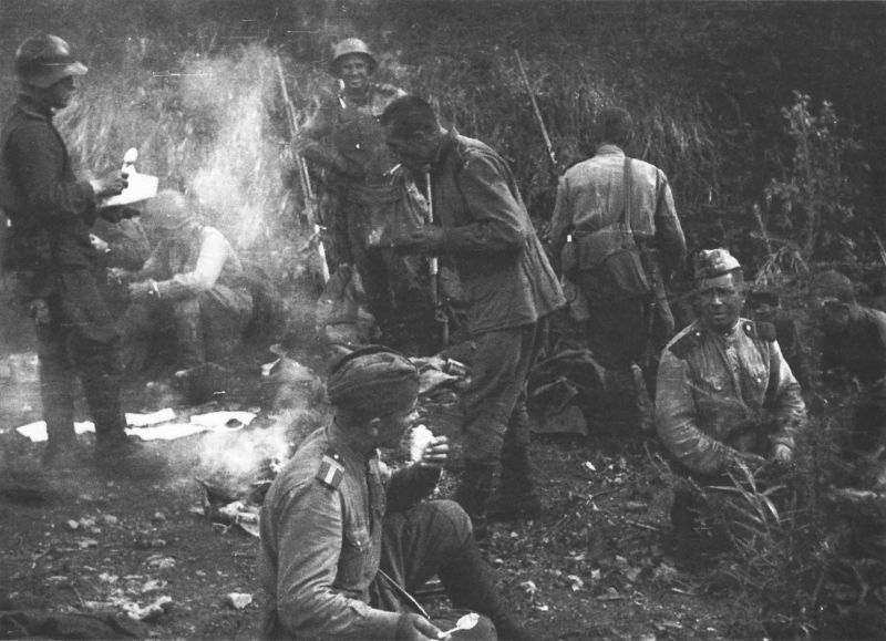 Солдаты на привале на Сахалине. Август 1945 г.