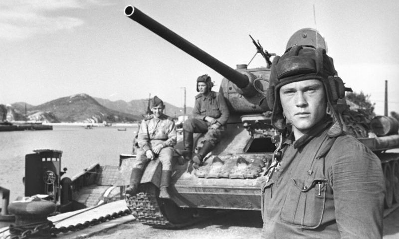 Командир танка Т-34-85 гвардии лейтенант Василий Сарафанов в Порт-Артуре. Август 1945 г. 