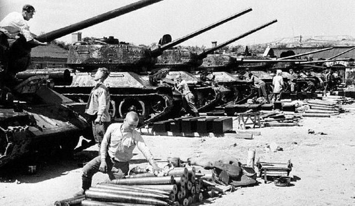Обслуживание танков в перерыве между боями. Август 1945 г.