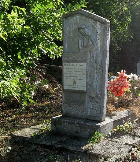 с. Диброва Бильмакского р-на. Братская могила советских воинов на кладбище.