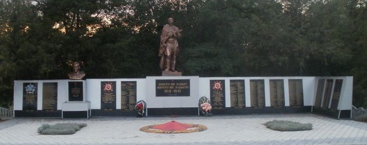 п. Новое Мелитопольского р-на. Мемориал, установленный на братской могиле воинов, погибших в боях за поселок и памятный знак погибшим землякам.