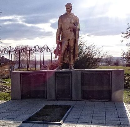 с. Новопилиповка Мелитопольского р-на. Памятник, установленный на братской могиле, в которой похоронено 42 советских воина. 