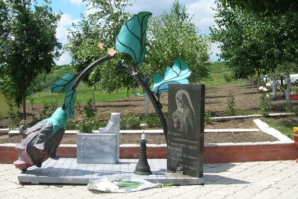 Памятник «Сломанная роза», якобы женскому штрафбату, погибшему осенью 1943 года.