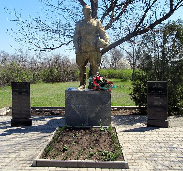 с. Обильное Мелитопольского р-на. Памятник, установленный на братской могиле, в которой похоронено 7 советских воинов. 