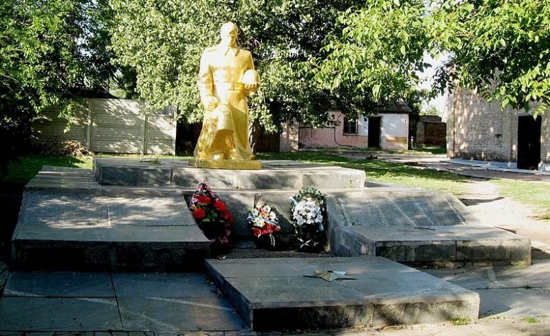 п. Камыш-Заря Бильмакского р-на. Памятник, установленный на братской могиле, в которой похоронено 75 советских воинов и памятник воинам-односельчанам.