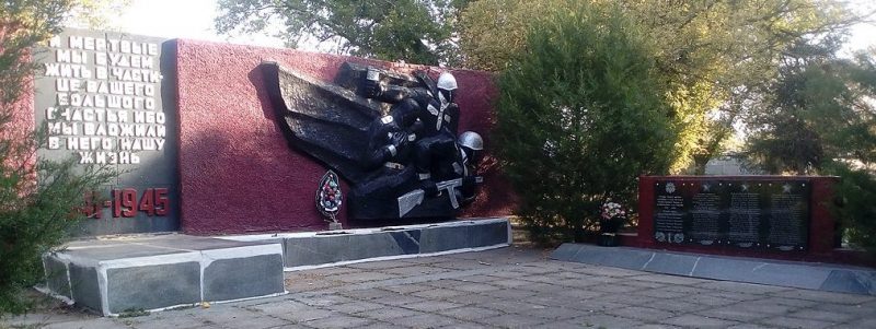 с. Орлово Мелитопольского р-на. Памятник, установленный на братской могиле, в которой похоронен 81 советских воин.