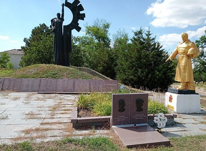 с. Ланцевое Бильмакского р-на. Памятник у школы, установленный на братской могиле, в которой похоронено 120 советских воинов и памятник воинам-односельчанам.
