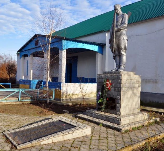 с. Виноградное Токмакского р-на. Памятник, установленный на братской могиле, в которой похоронено 126 советских воинов. 