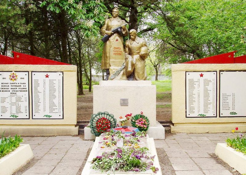 п. Садовое Мелитопольского р-на. Памятник, установленный на братской могиле, в которой похоронено 250 советских воинов и памятник воинам-односельчанам.