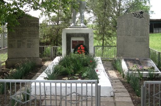 с. Вишневое Токмакского р-на. Памятник, установленный на братской могиле, в которой похоронено 143 советских воина, погибших при освобождении села.