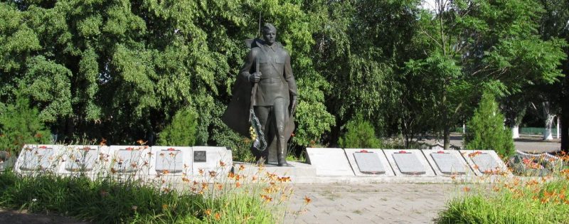 с. Светлодолинское Мелитопольского р-на. Памятник, установленный на братской могиле, в которой похоронено 117 советских воинов.
