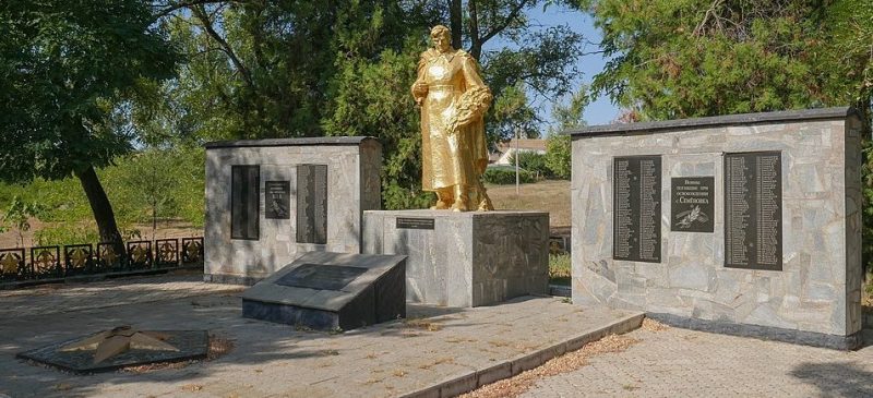 с. Семеновка Мелитопольского р-на. Памятник, установленный на братской могиле, в которой похоронено 68 советских воинов.