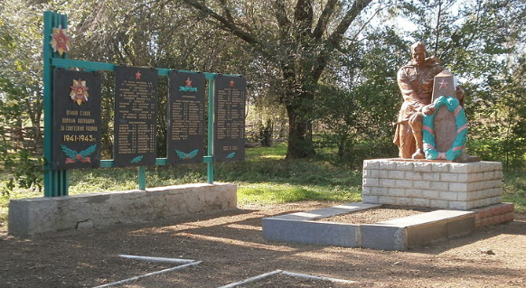 с. Заможное Токмакского р-на. Памятник, установленный на братской могиле, в которой похоронено 214 советских воинов. 