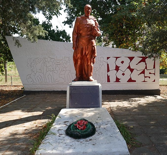 п. Сосновка Мелитопольского р-на. Памятник, установленный на братской могиле, в которой похоронено 6 советских воинов. 