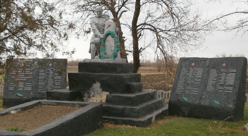 с. Ильченково Токмакского р-на. Памятник, установленный на братской могиле, в которой похоронено 64 советских воинов.
